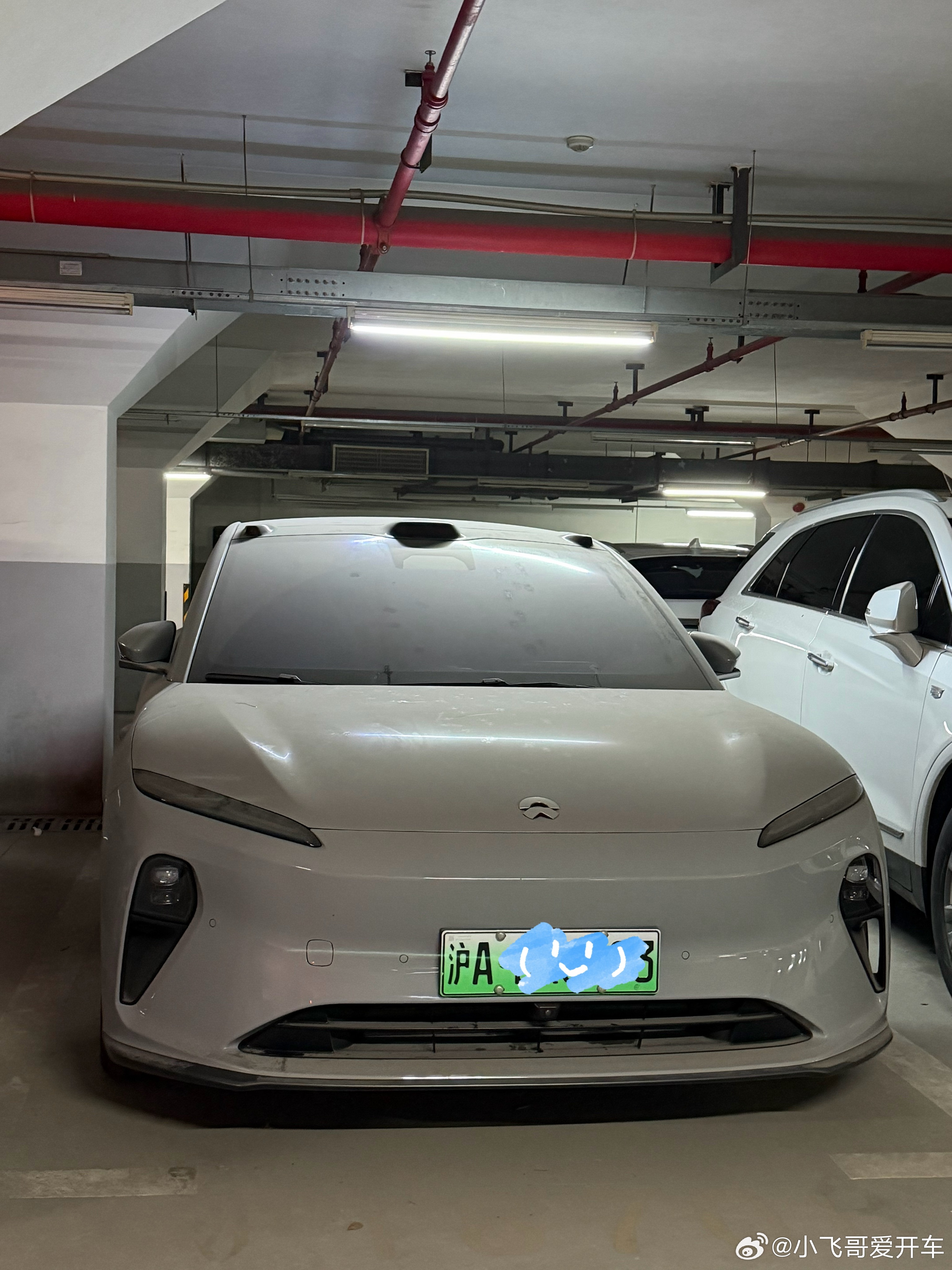 小区地库的车，人家油车可以一箱油停一年，电车还真不能一箱电停一年。这台车我每天上