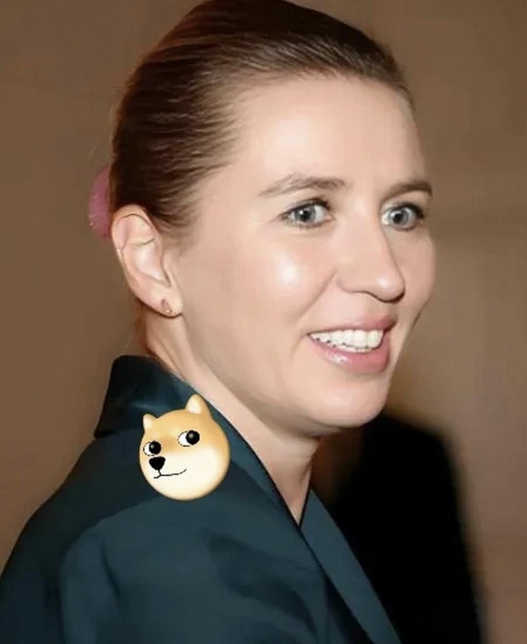 丹麦的两个国际笑话：
丹麦像疯狗一样咬中国，结果美国现在要吃它的“狗腿”。二、丹