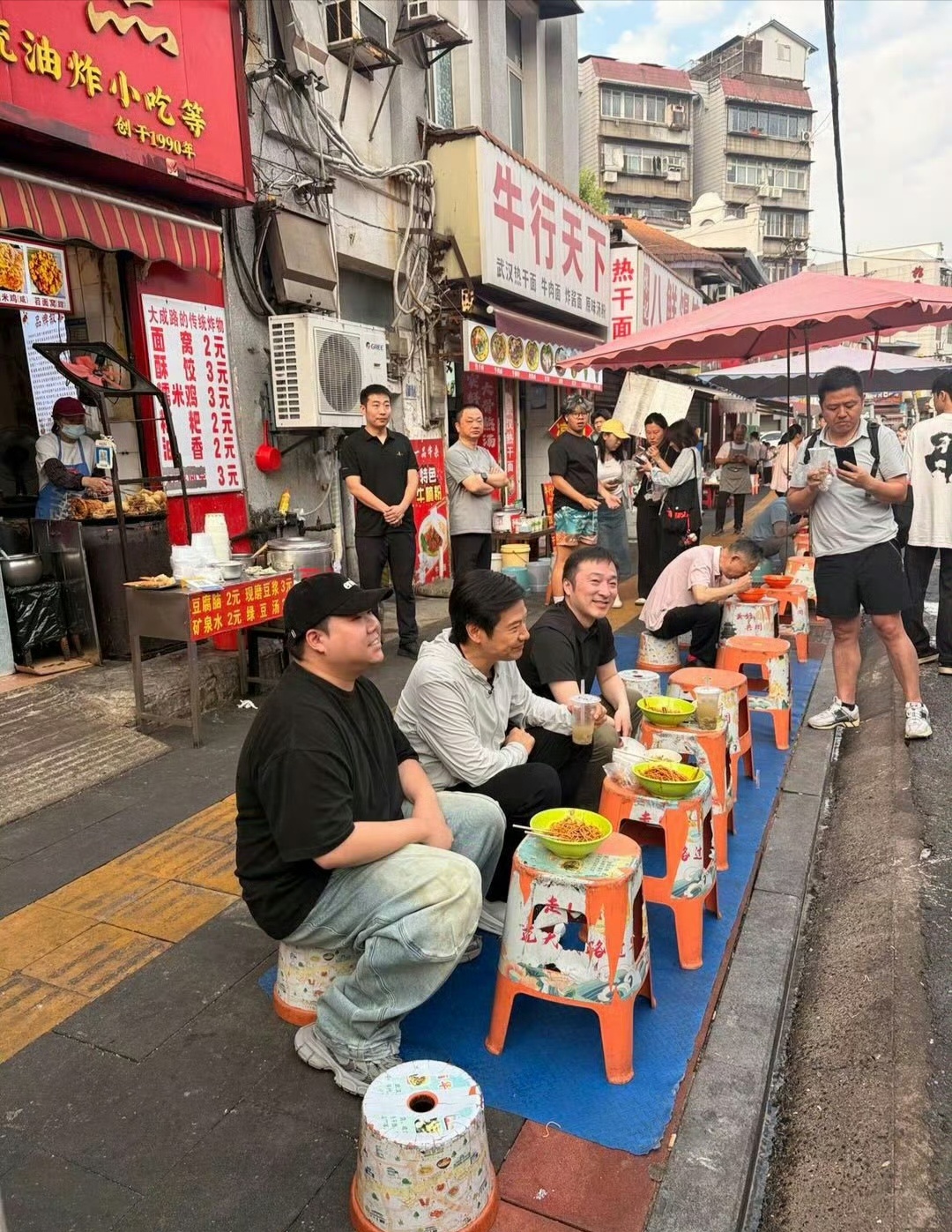 雷军在武汉过早雷总也太亲民了吧，跟大家一样，一碗热干面、一张小凳子就开吃了！，下