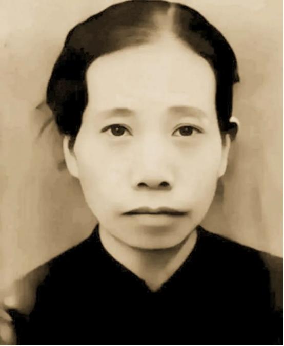 1943年常德会战，一群日本兵与一名中国军人展开了白刃战。刺刀劈开钢盔，一头长发