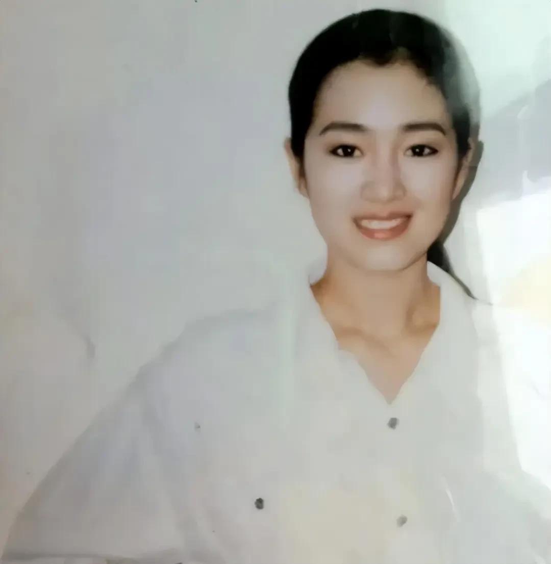 很奇怪为什么会有很多人感觉不到她的美呢？

年轻时候的她，五官端正，浓眉大眼，身