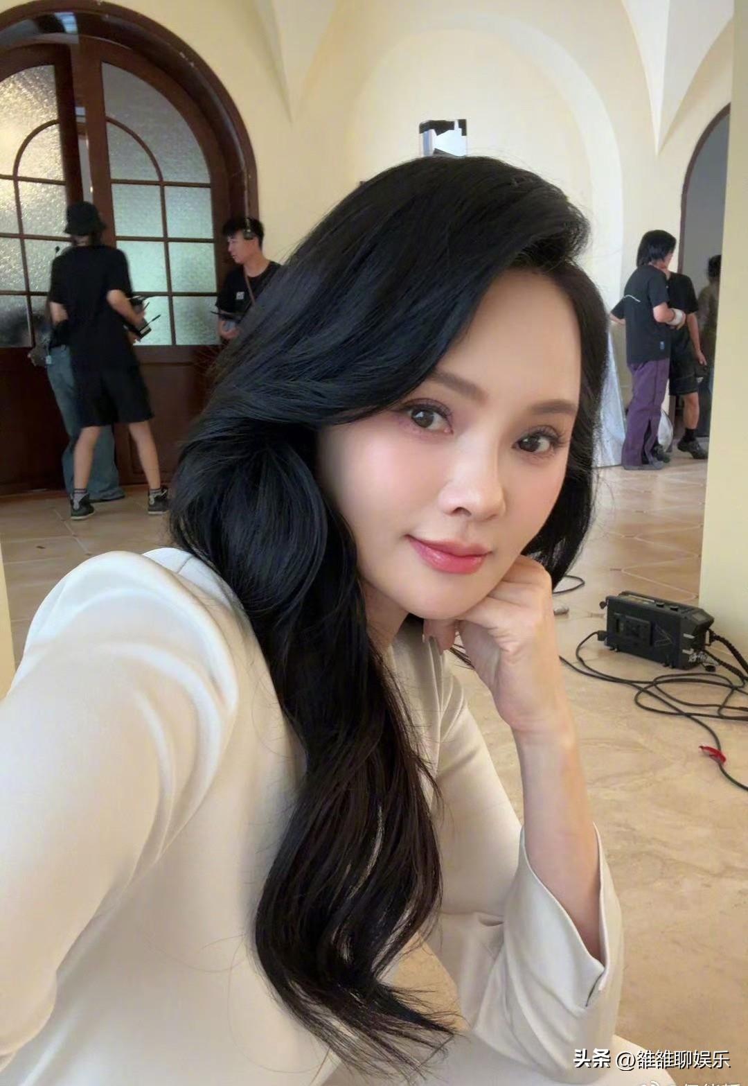 伊能静，高调上热搜。

3月25日，伊能静在直播中分享了一件关于孩子教育的事情，