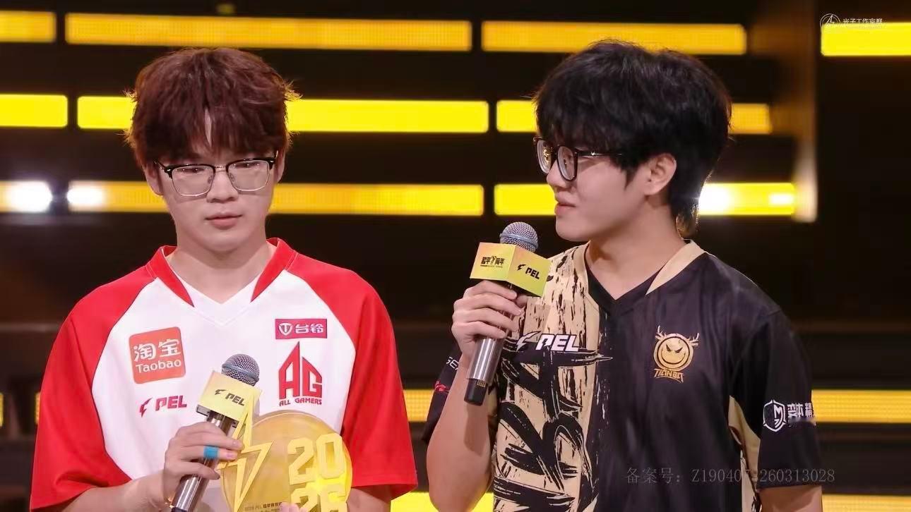 花花和青稚就像哪吒和敖丙少年对峙，棋逢对手，花花与青稚书写赛场双向美学。既是赛场