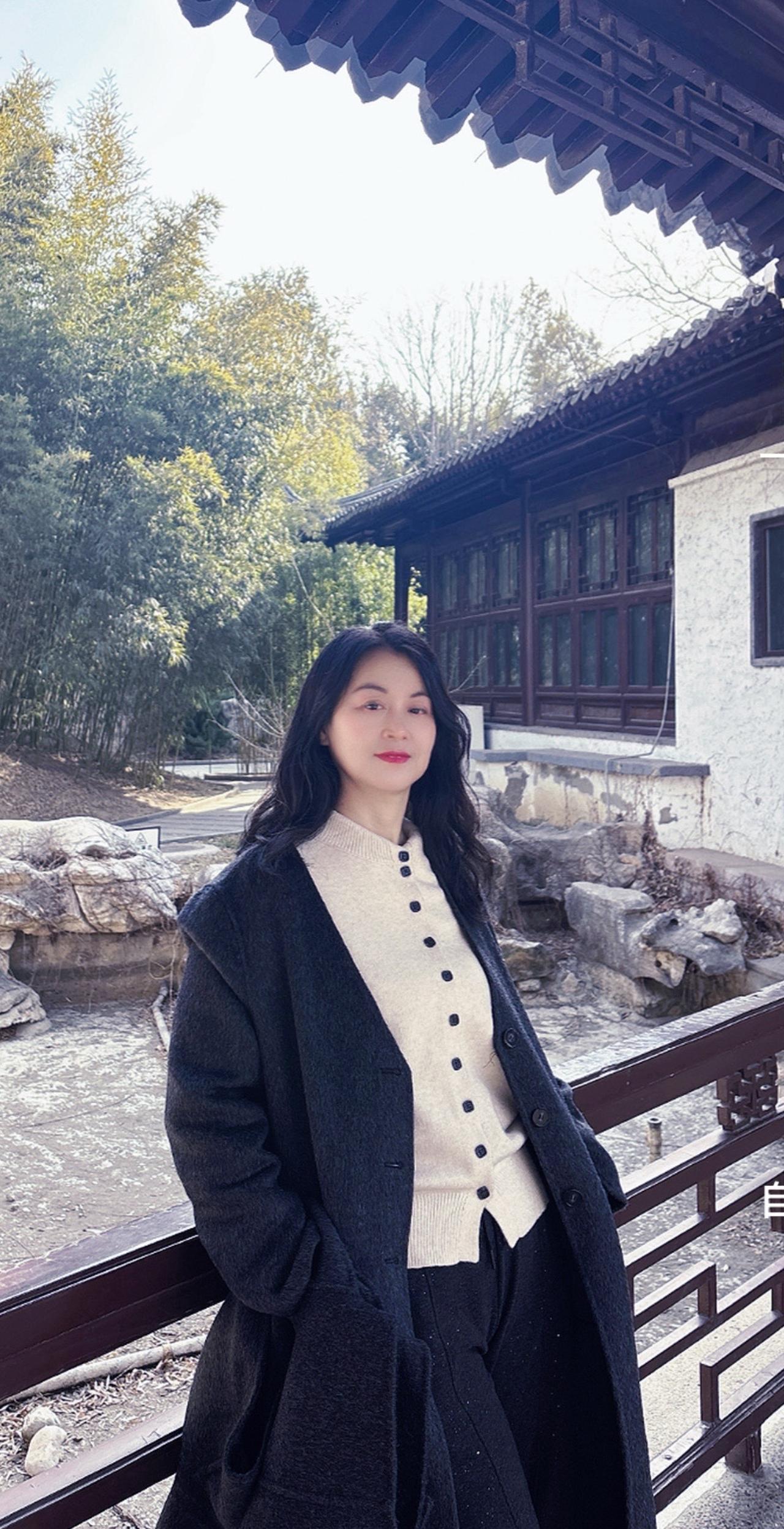 人在年轻的时候，可以逃避很多东西，但在承担责任的那一刻，你就没有资格年轻了。工作