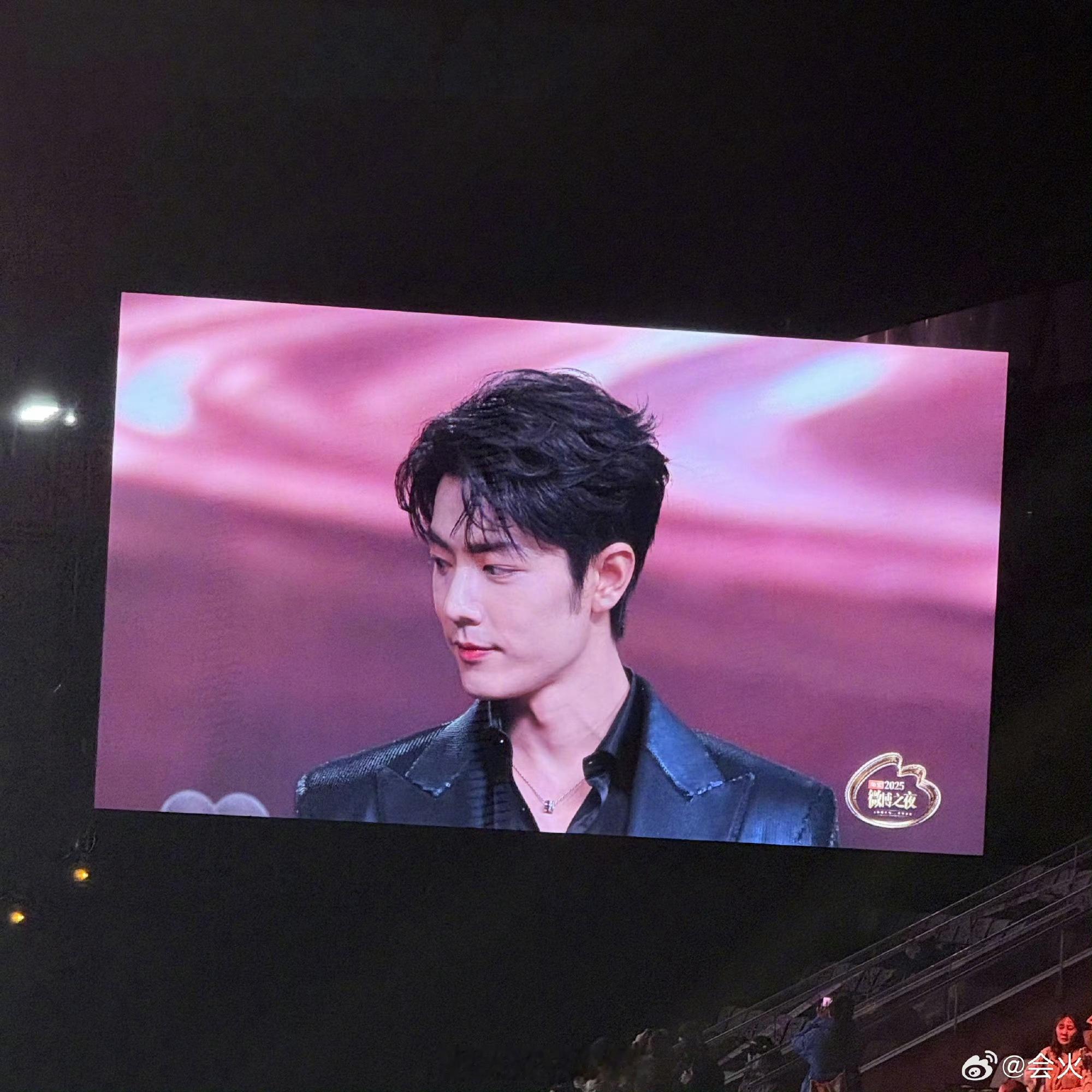 微博之夜大屏幕上的肖战 恭喜肖战