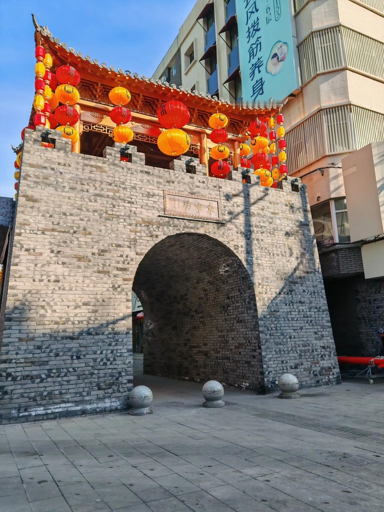 吉林市东市场这块开始挂各种各样的灯笼啦，看来是要重新建设当年繁华的东市场啦。
尤