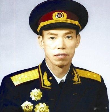 不得不说梁兴初梁大牙真的是福大命大，在长征途中的于都河附近红军遇到了遭遇战，当时