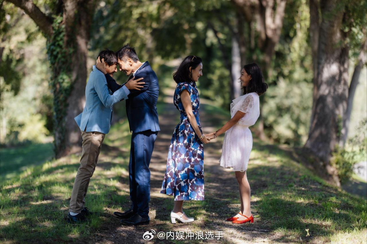 刘烨48岁生日全家福刘烨一家四口对视合照 刘烨48岁生日全家福，瘦了好多 