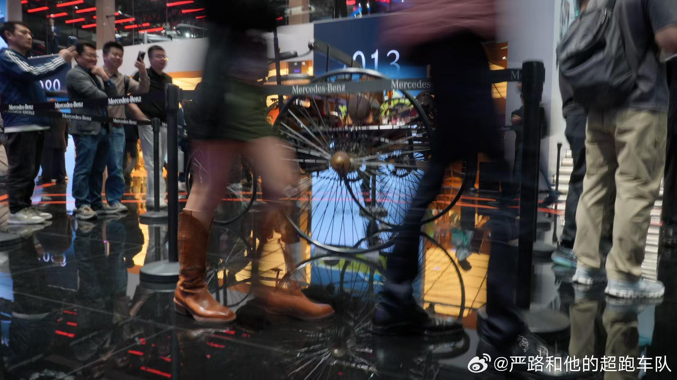 京华四月，车展盛会2026北京车展 ，三十八万平米之广，众生往来如织。两万余步，