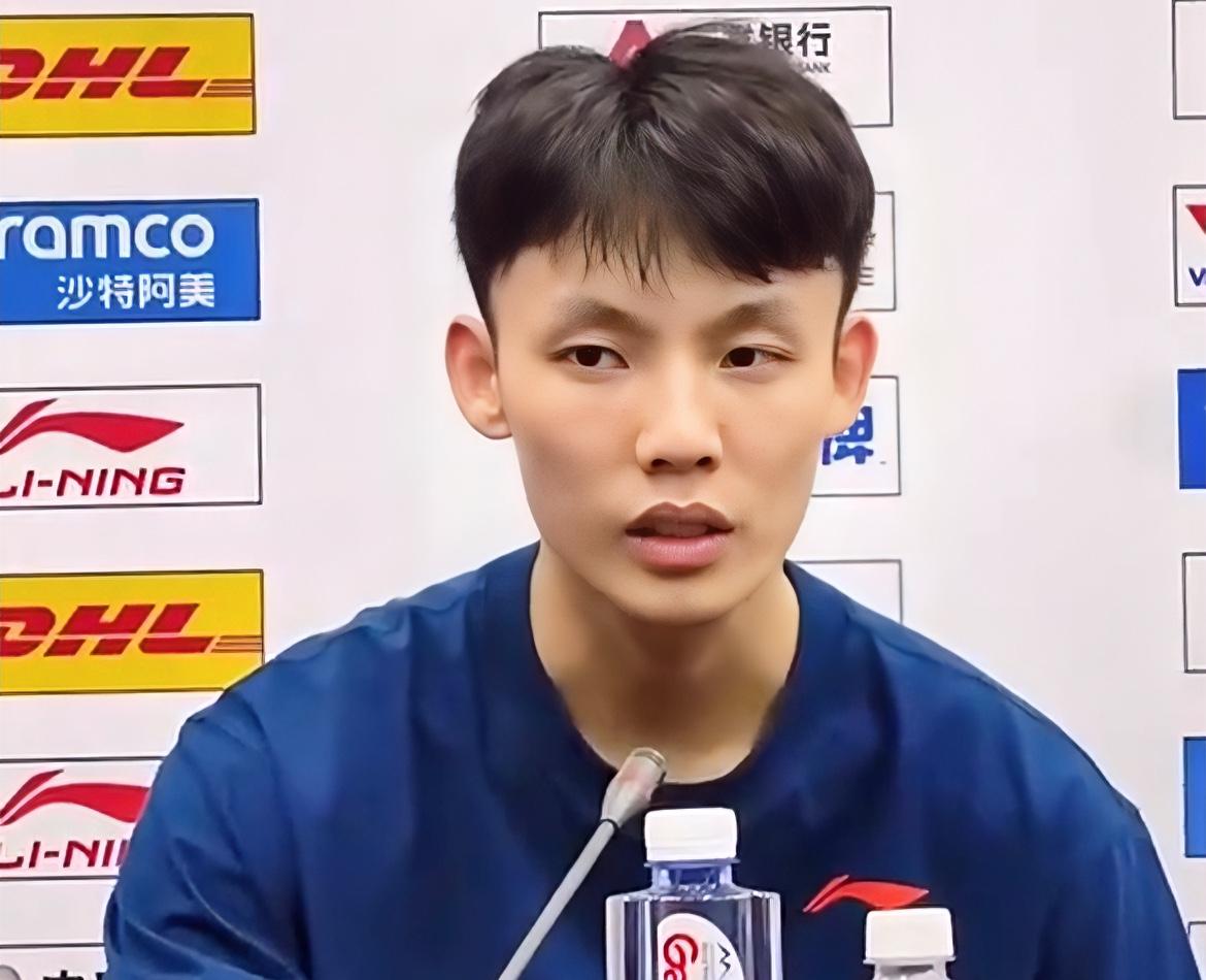 大失水准！徐杰全场低迷！！！甚至在中场被高诗岩突破晃倒，甚是狼狈不堪啊！

广东