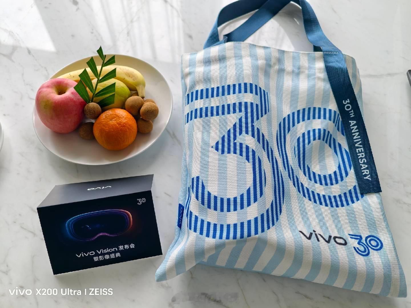 出发去参加vivo Vision发布会啦～这周边的配色真好看！到时候视频抽给你们