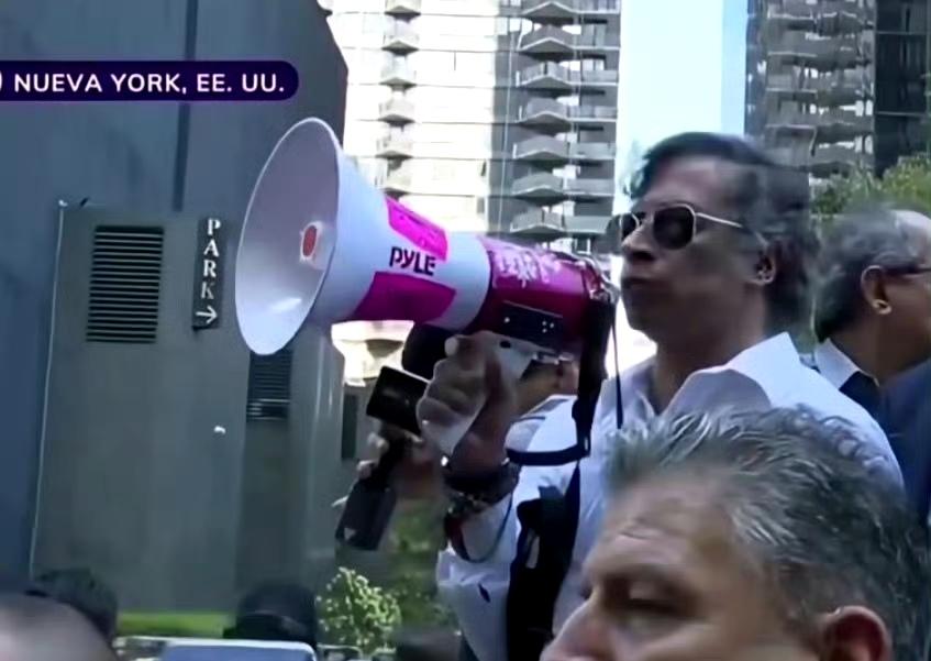 特朗普称，哥伦比亚已病入膏肓，其总统是病人，喜欢制造毒品贩往美国，他干不长了。