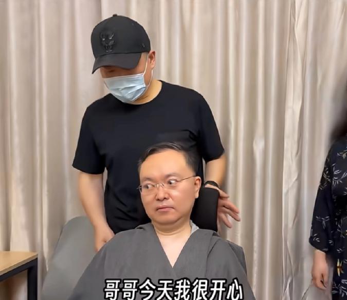 岳云鹏探望蔡磊：我来看你，不是来看速度的。谁能想到，一场探病会让人笑着笑着就红了