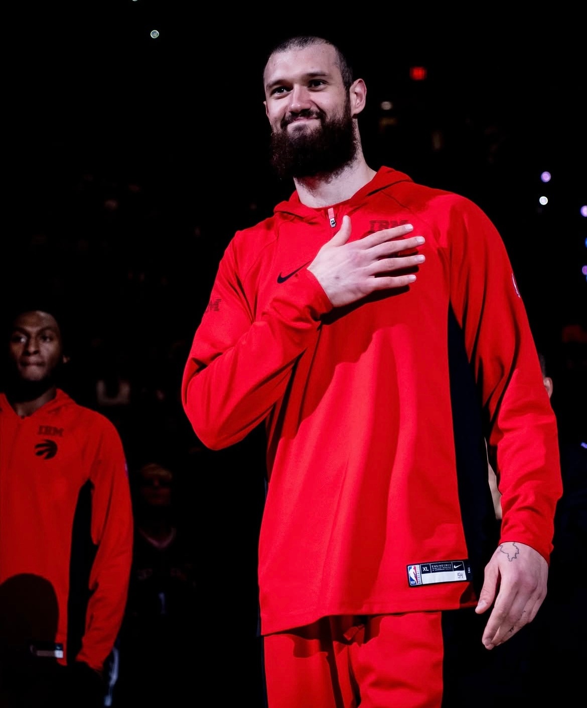 晚安马刺 人生的追求不是苛刻完美，而是脚踏实地走好每一步。晚安刺蜜[月亮]明天见