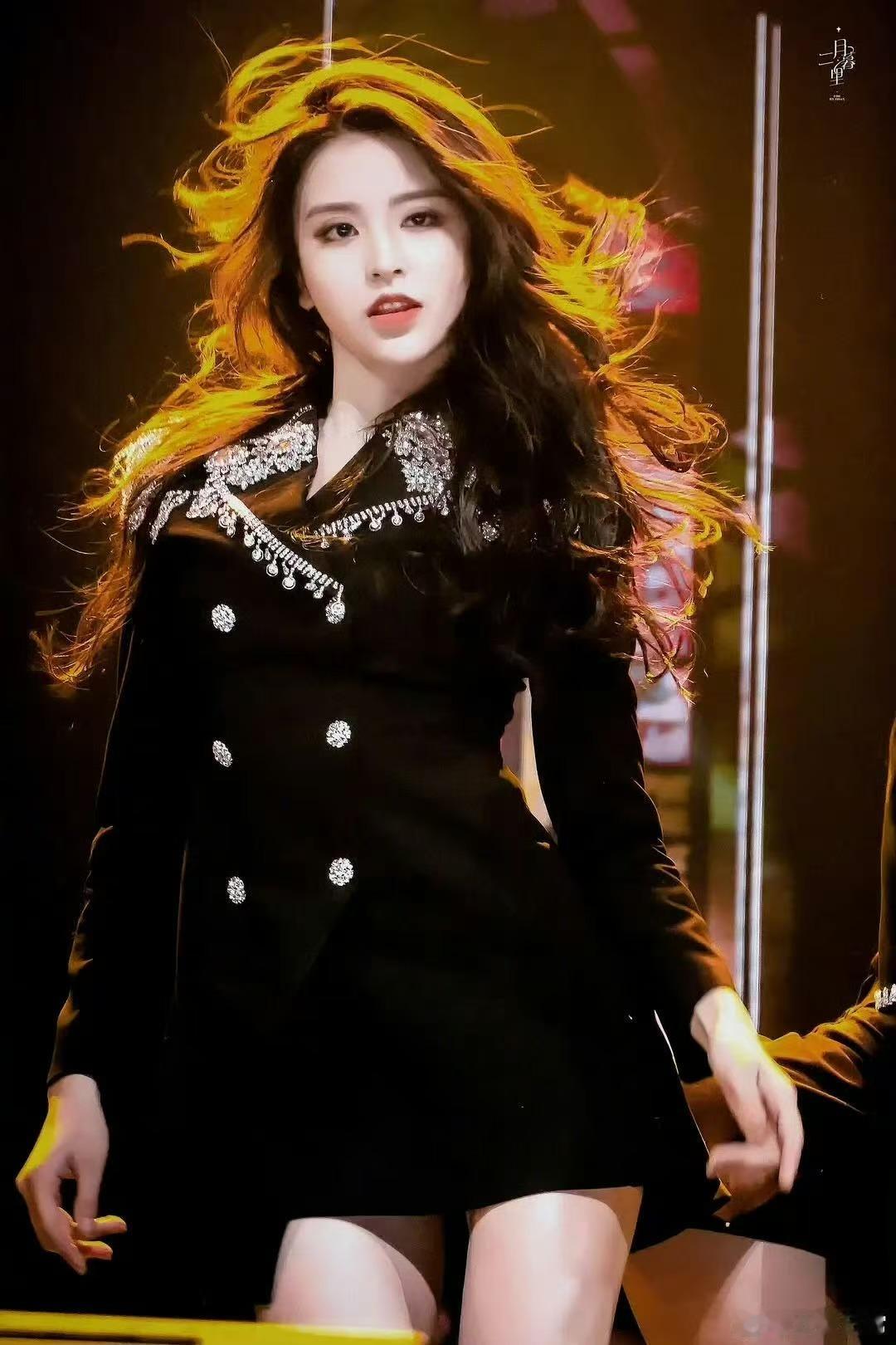 金子涵选秀出圈神图金子涵舞台出圈神图金子涵舞台出圈神图，好美，