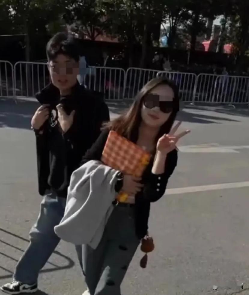 马来西亚这起游客失联案真是越看越蹊跷，家属这心估计揪得快碎了。先说那耳机，前阵子