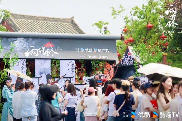 雨霖铃开封见面会 杨洋游船 杨洋游船，雨霖铃开封见面会，咱就说这个置景还有游船，