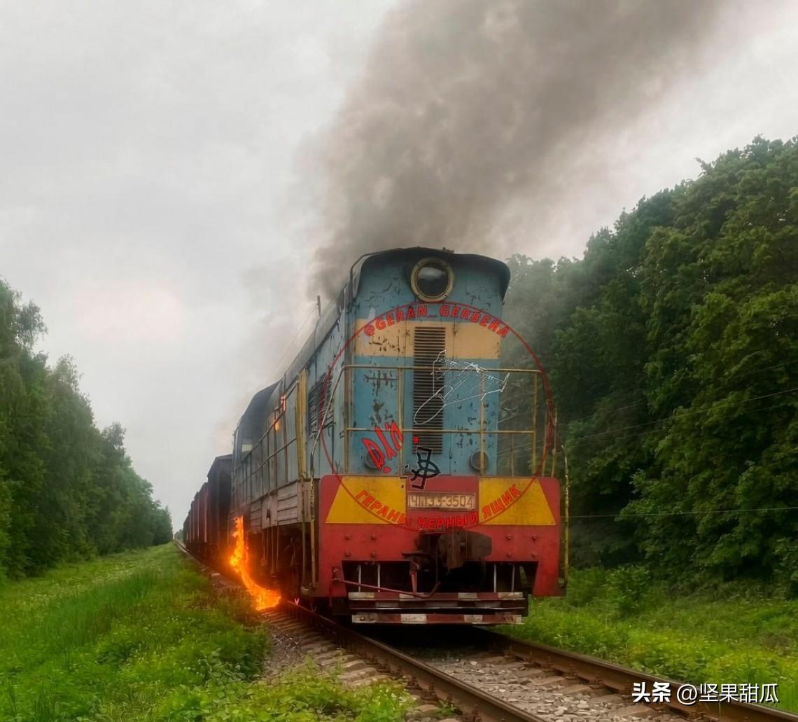 乌克兰里夫涅皮利亚附近，小摩托在火车行驶的路上，干掉一辆火车头。

乌克兰有乌克
