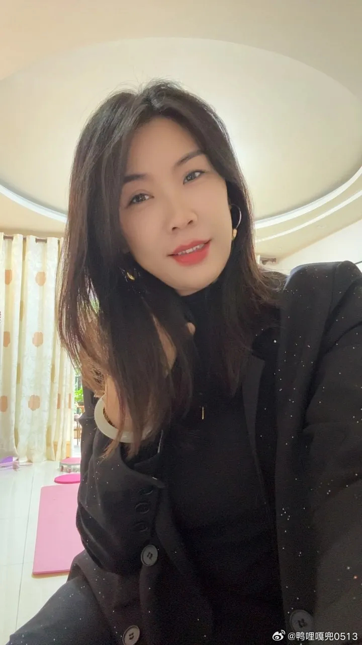 OOTD时尚穿搭今天穿什么ootd 黑色外套御姐气质火辣 