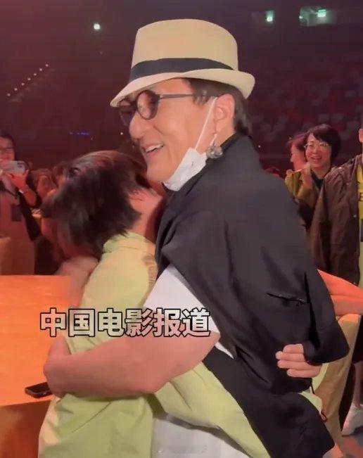 “湾区升明月”2024大湾区电影音乐晚会彩排现场，成龙见到奥运冠军全红婵和樊振东