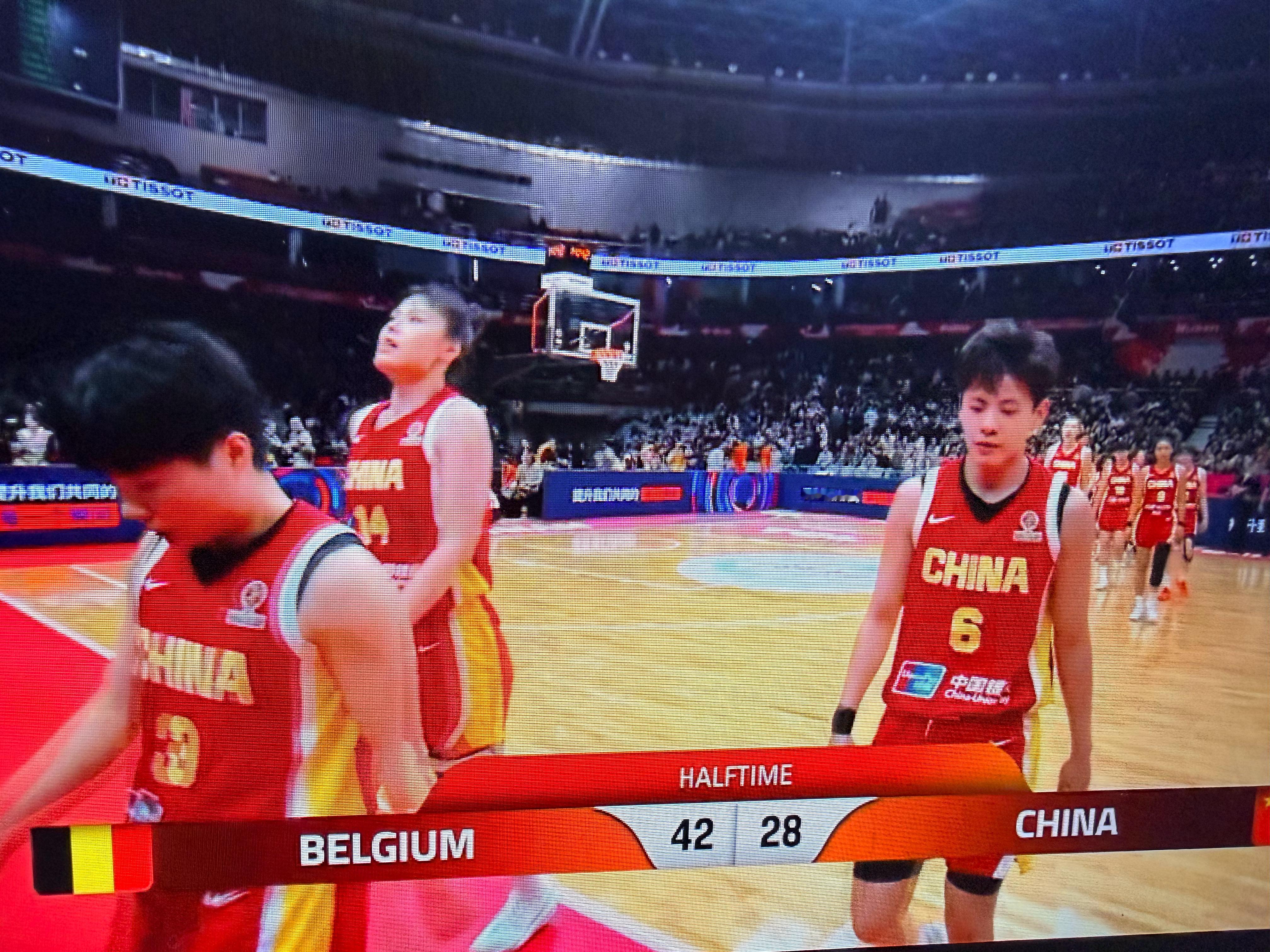 依靠张子宇9中6的进攻中国女篮开始逐渐蚕食比分，在中场休息时将比分差距缩小到14