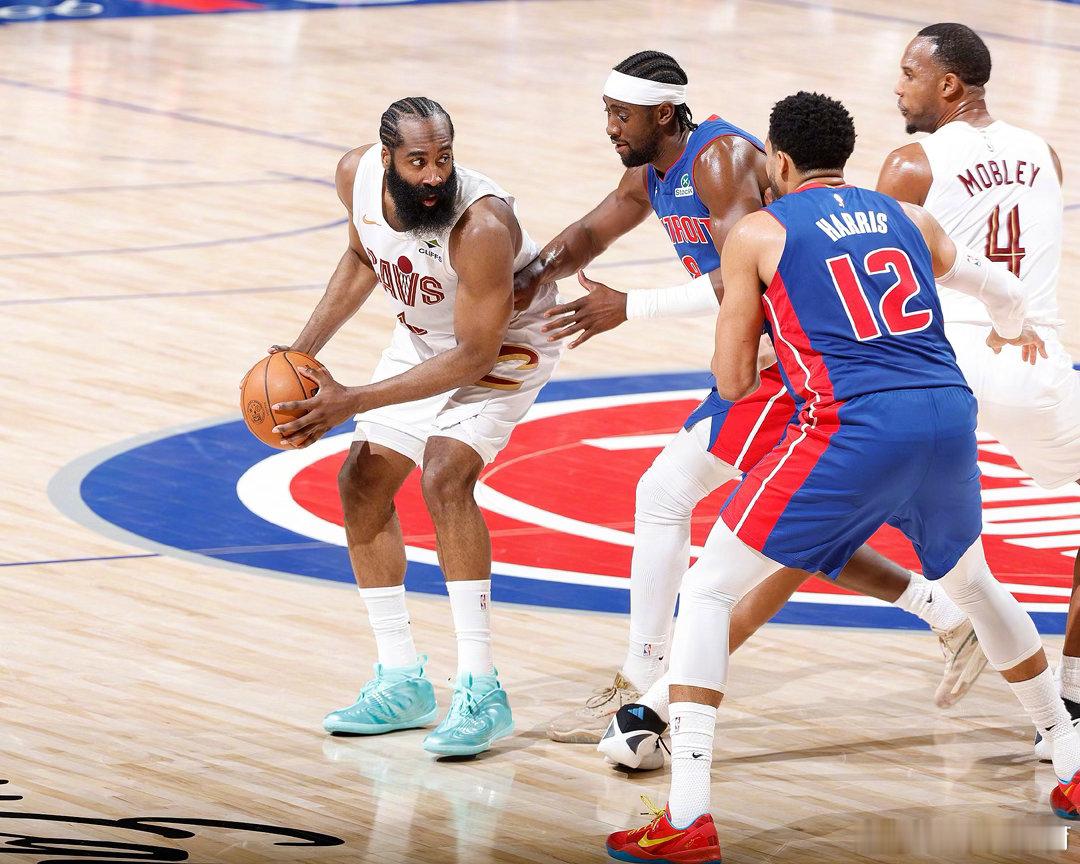 抢七骑士战胜活塞NBA 东部半决赛抢七大战落幕，骑士客场火力全开，以 125-9