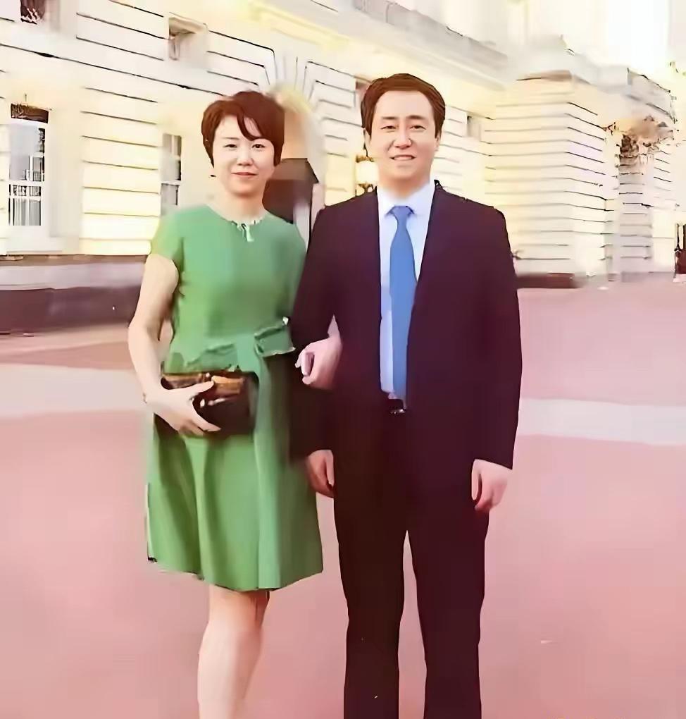 许家印被判无期，那个提前离婚跑路海外的前妻，现在过得怎么样？
许家印前妻丁玉梅，