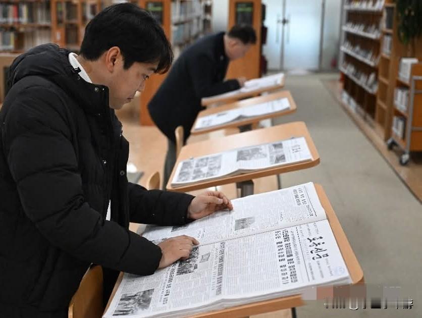 韩国民众如今可以自由阅读朝鲜的报纸了！


韩国总统李在明如今正寻求与平壤方面建