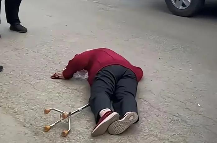 杭州62岁阿姨摔倒躺在路边25分钟，路人不敢上前搀扶，救护车接进急诊，她一口咬定