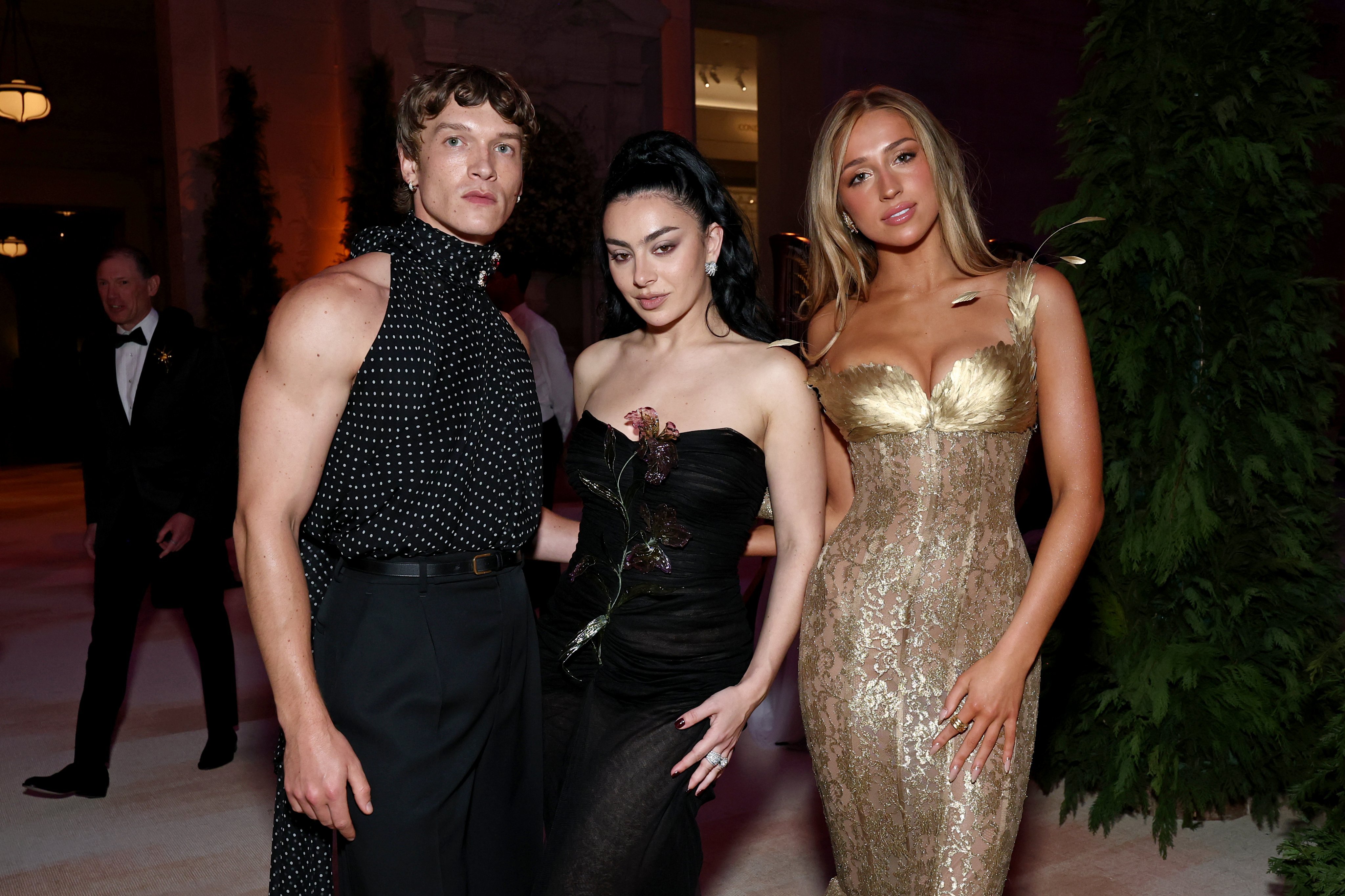 【Met Gala 2026】Tate McRae / Hailey Biebe