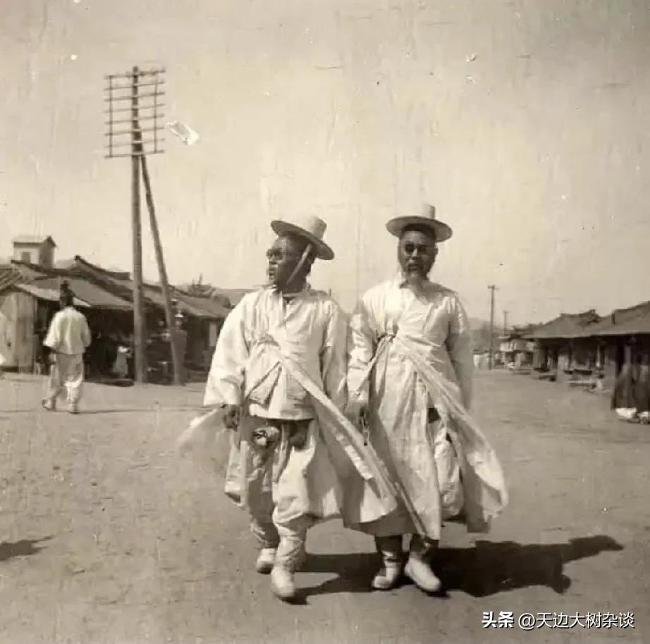 1904年，两位身着传统服饰的韩国绅士在街头漫步。
韩国被称为白衣民族，这源于他