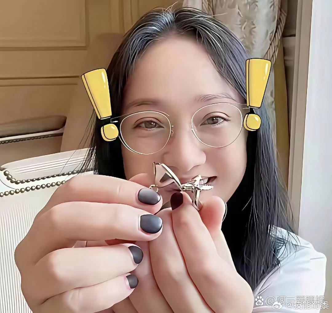 周迅已经51岁，满头白发毫不遮掩，随性状态太有魅力 
