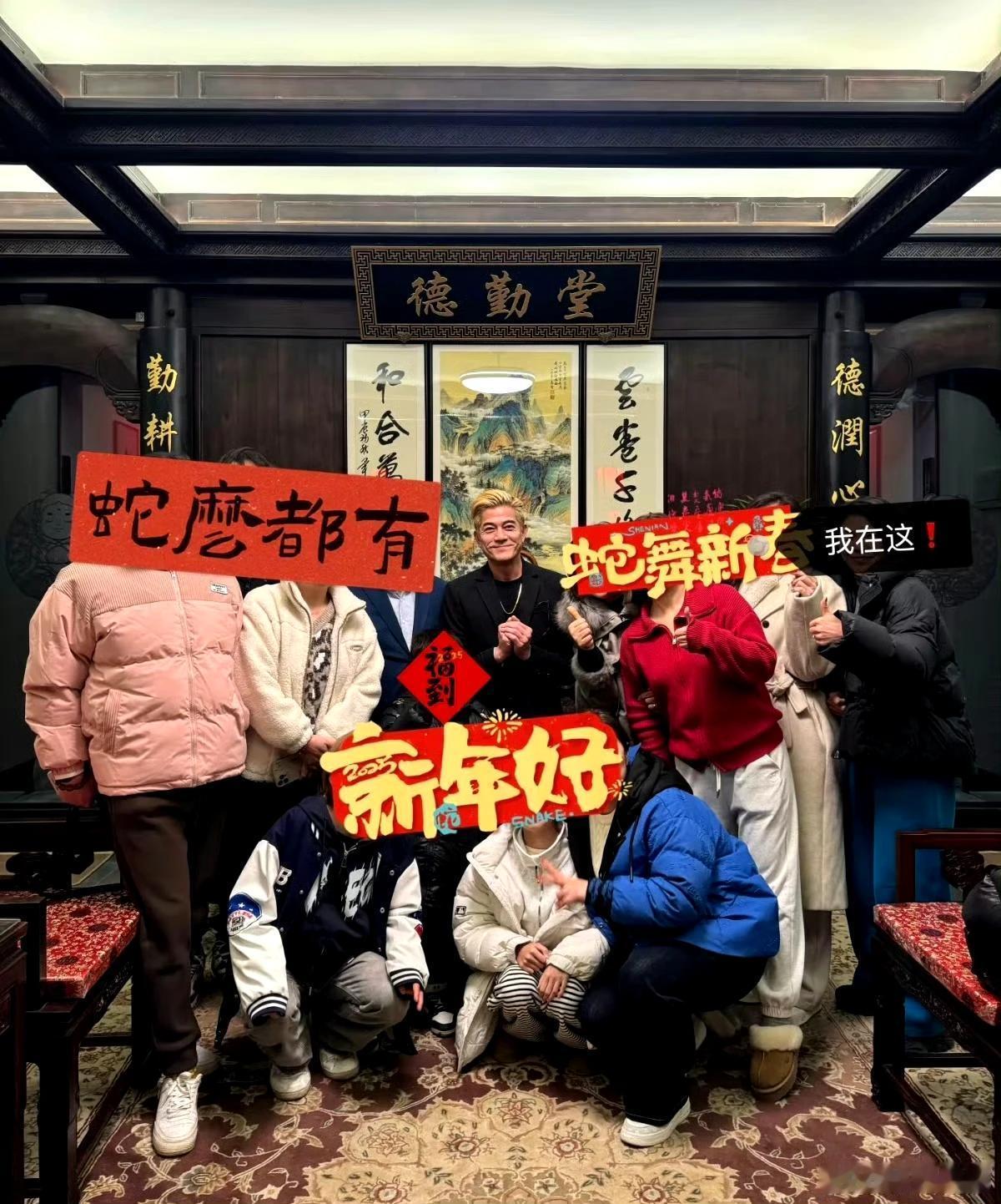 郭富城陪方媛回娘家了不仅给自己小2岁的老丈人拜年，还带了厚厚一大叠红包，真是一点