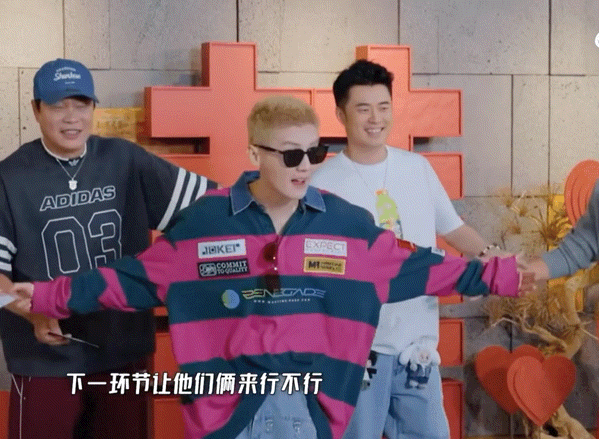 陈赫问邓超鹿晗你摸我干啥哈哈哈哈哈本来只是平淡的后台闲聊环节，全靠一次无意触碰衍