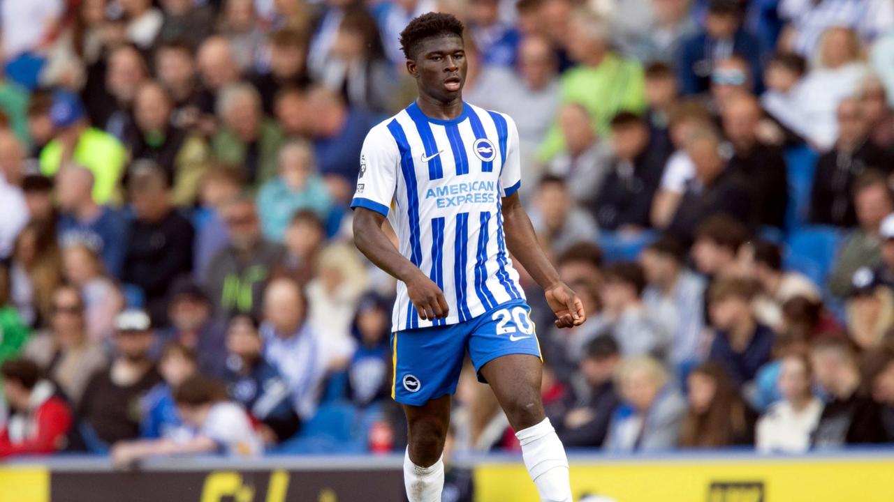 曼联仍在密切关注巴莱巴，布莱顿对于球员的立场也有所松动。
由于本赛季球员状态起伏