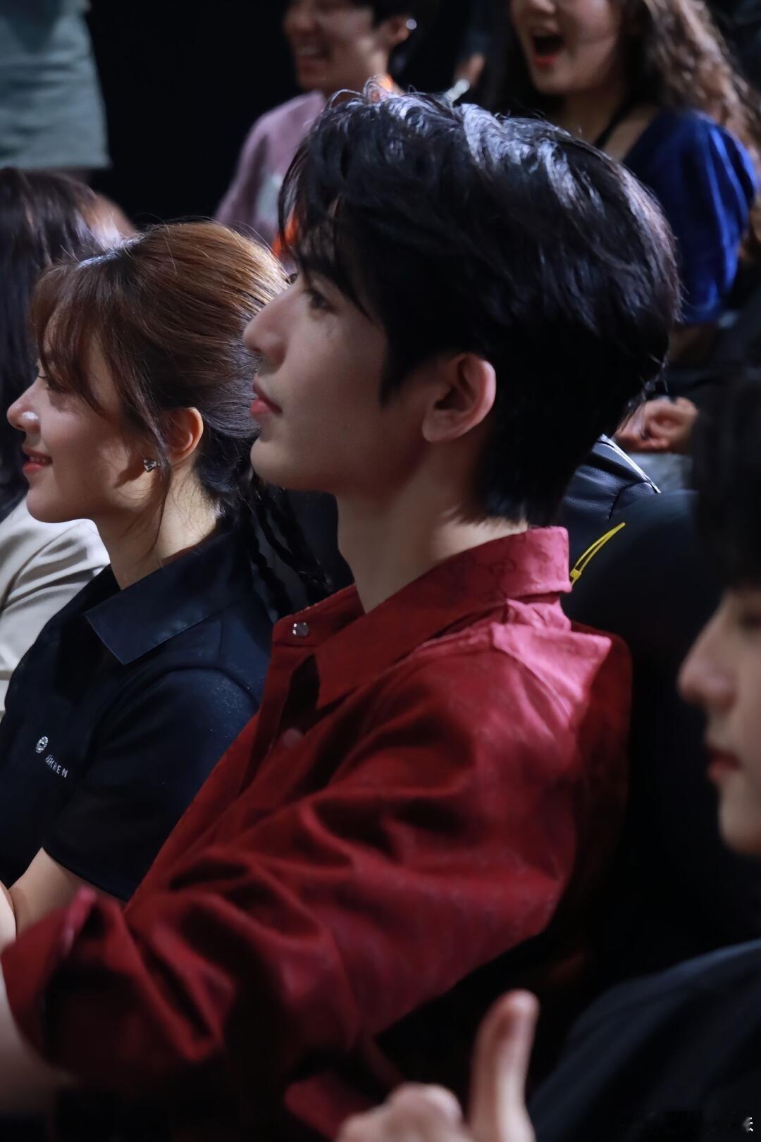 张凌赫凌探未来先导预告片身着工装扎根家乡大地，张凌赫立足风电现场，以电力实习生的