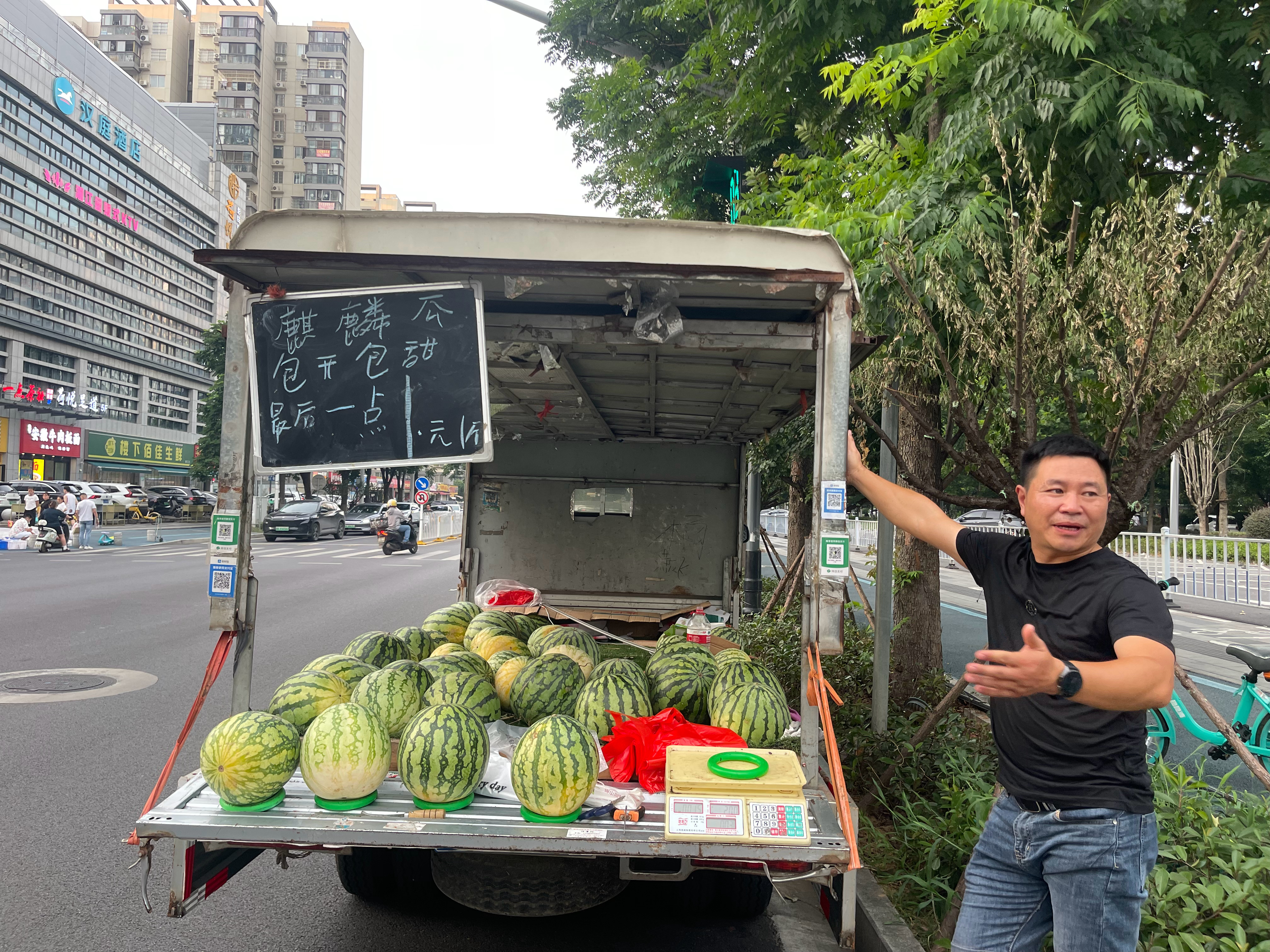 河南的西瓜滞销运到武汉了，本地3毛，到武汉1块。今天实现西瓜自由，7元一个西瓜 