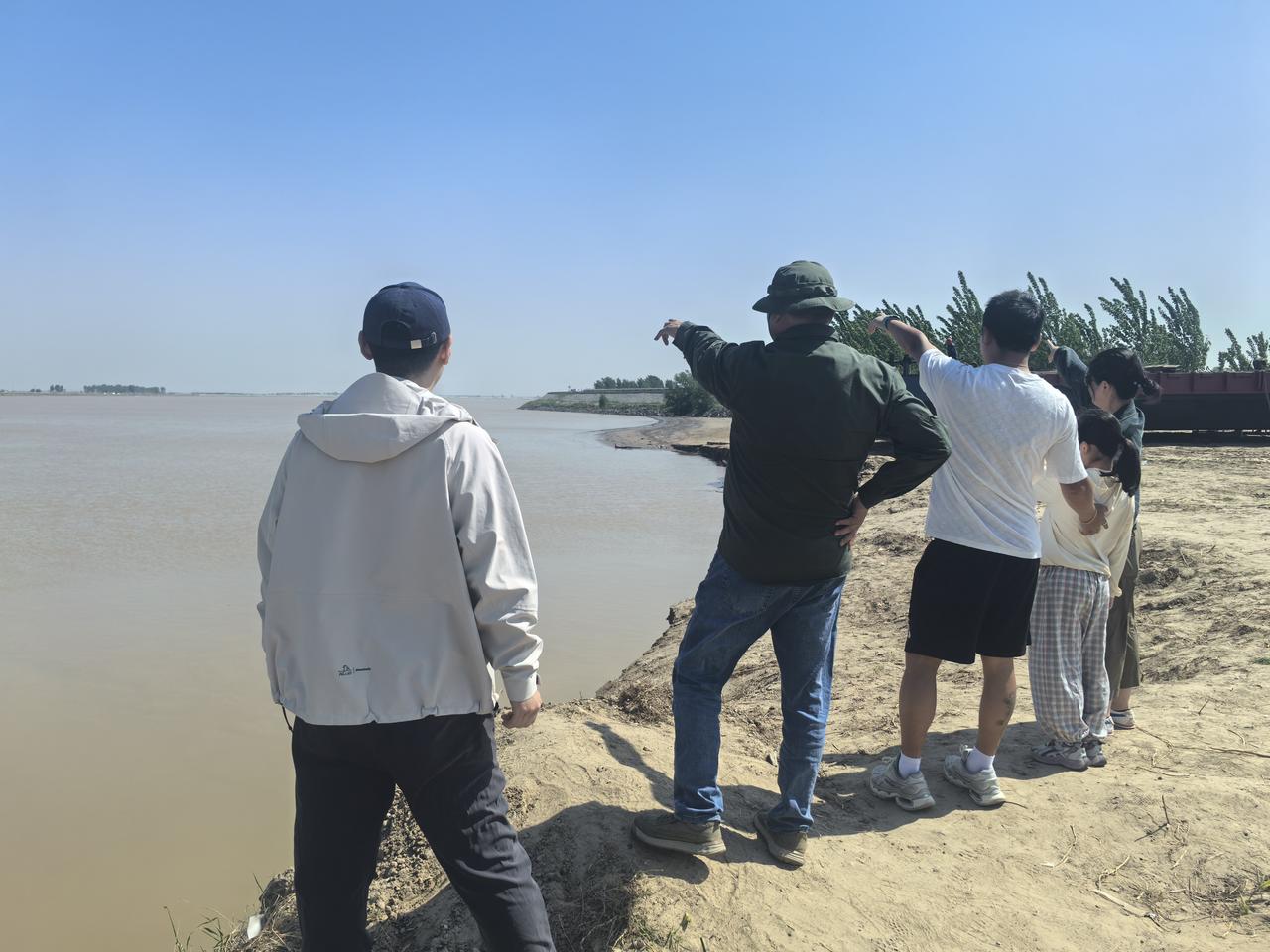 人生巧相逢，岁月绽繁花
人生就像一场奇妙的旅程，充满了无数的巧合与惊喜。有时候，