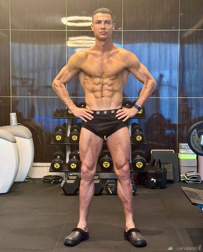 40岁C罗的身材有多可怕 C罗在社媒晒出蒸桑拿后的照片，极致紧实的肌肉线条引发热