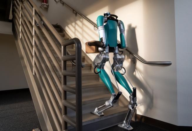 最近科技圈接连爆出的“惊雷”看得人脊背发凉，在南卡罗来纳州的一个小镇上，双足机器