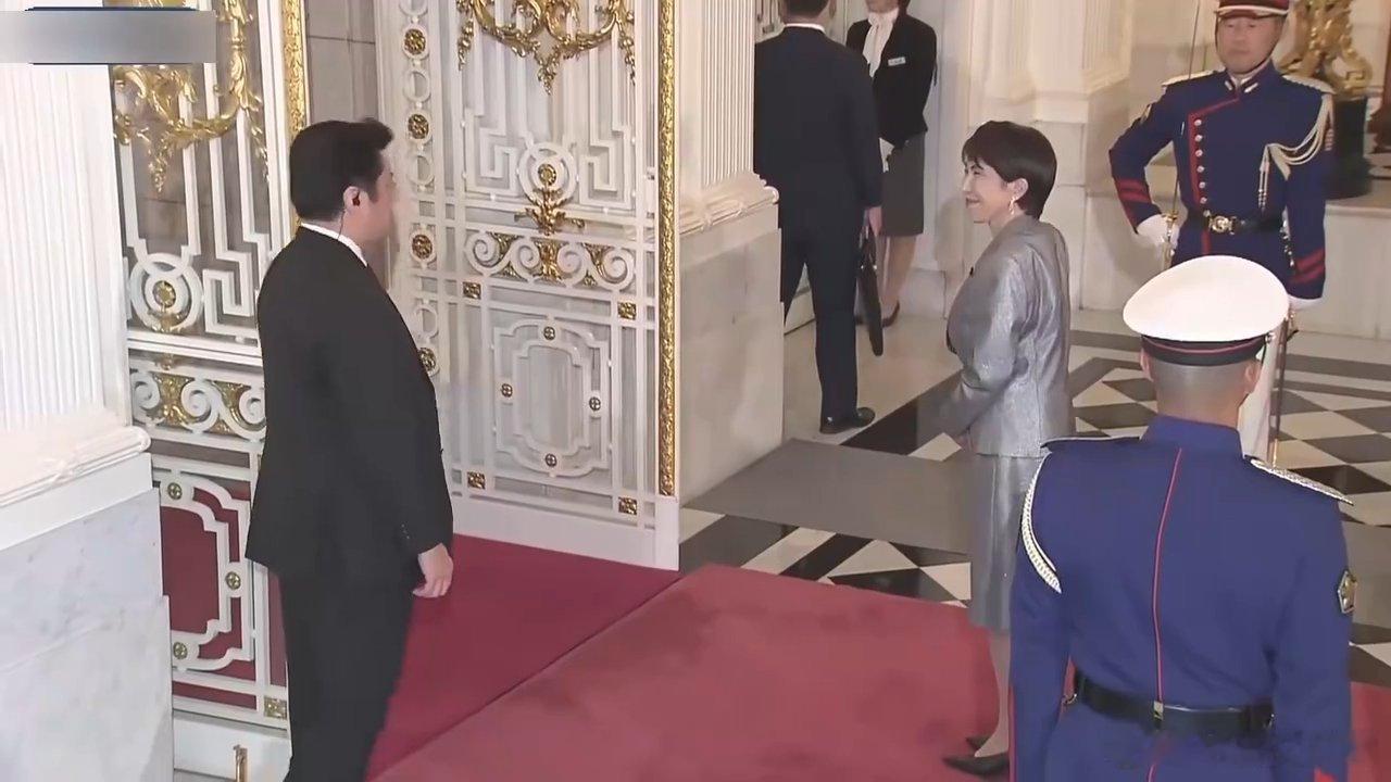 凤凰新闻【高市早苗迎接中亚五国领导人时，抽空帮忙“传话”一幕引热议】高市早苗迎接