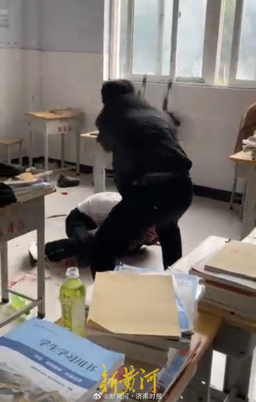 【#校方回应网传一学生遭暴力殴打# ：正在调查】9月26日，有网友发布视频，称河
