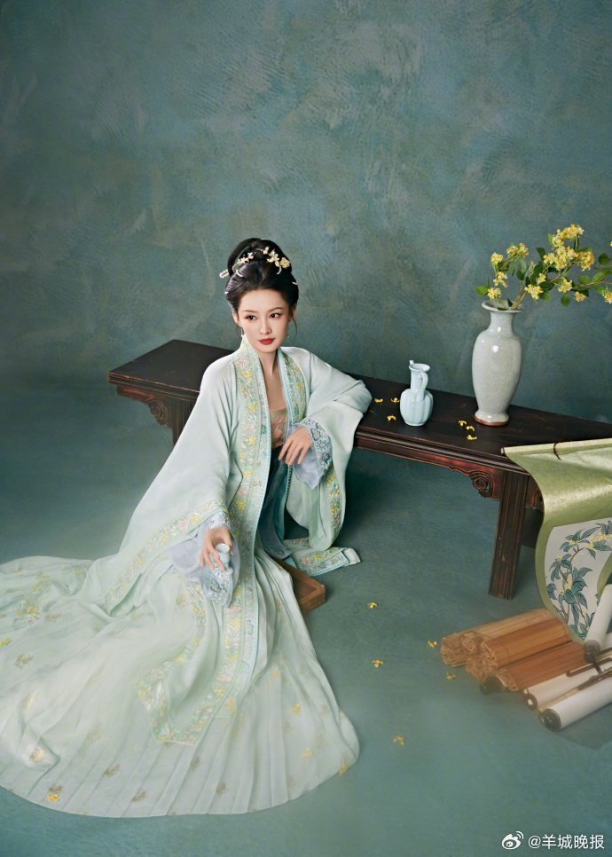 【#李沁春晚穿的是非遗花罗#】在春晚《贺花神》中化身桂花花神李清照，身着的宋制非