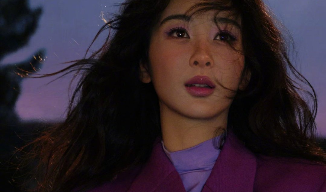 杨紫杨紫yz杨紫董竹君心无旁骛地感受世界，自我完整而丰富，生活才更简单明澈。