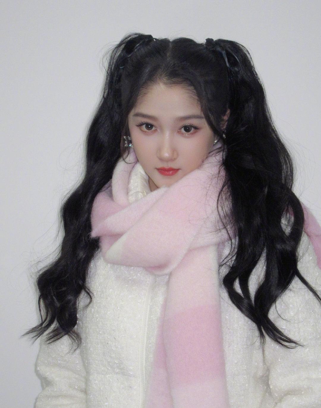 那一抹粉色，让人看了心醉！不得不说，关晓彤的粉色围巾，真的是美呆了，看着看着就醉