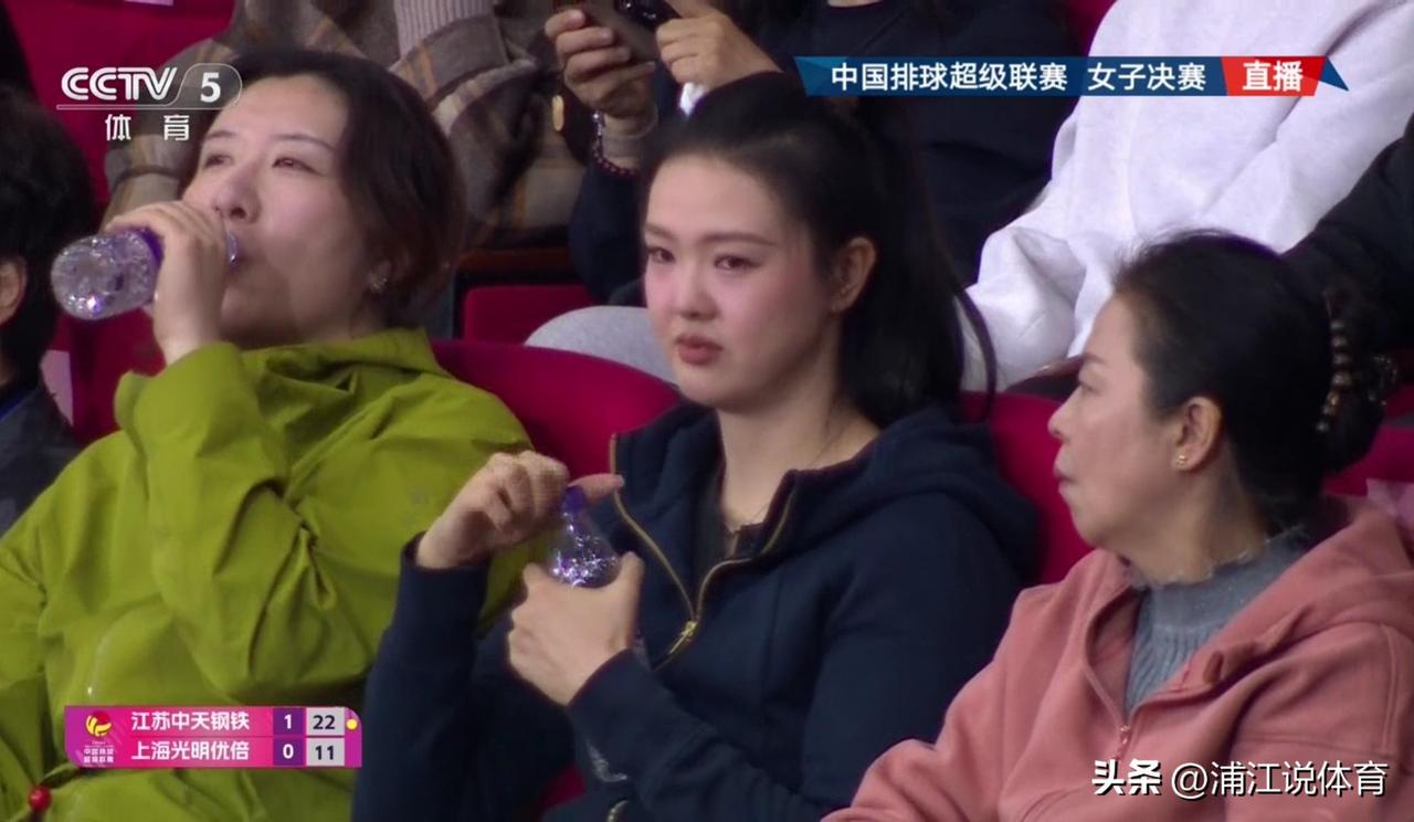 张常宁和妈妈回到家乡为江苏女排加油。中国女排一代名将、奥运会冠军张常宁的祖籍地是