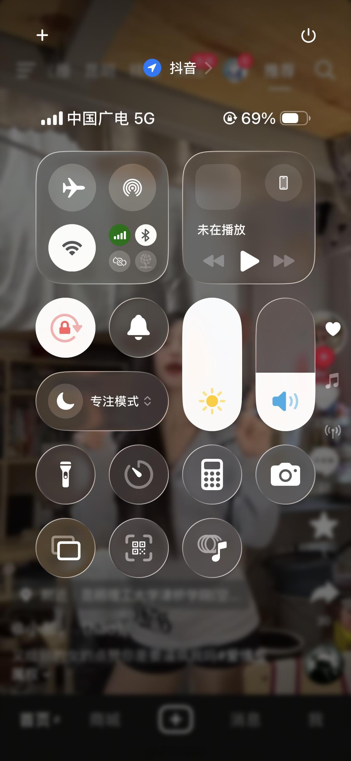 iOS26 丑我觉得液态玻璃设计效果在有的界面好看，但是做成全局设计就不好看，有