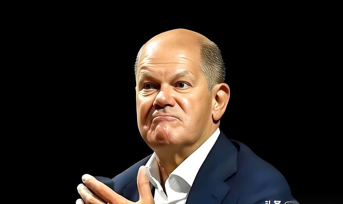 老大跟老二在后院密谈，相逢一笑泯恩仇了。
最尴尬的是谁？是院子外面那帮前几天刚宣