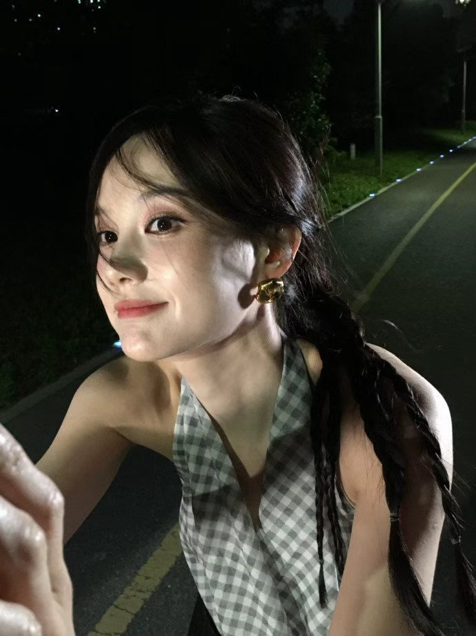 李一桐挂脖格子抹胸李一桐九格live 李一桐九格live，李一桐挂脖格子抹胸，谁