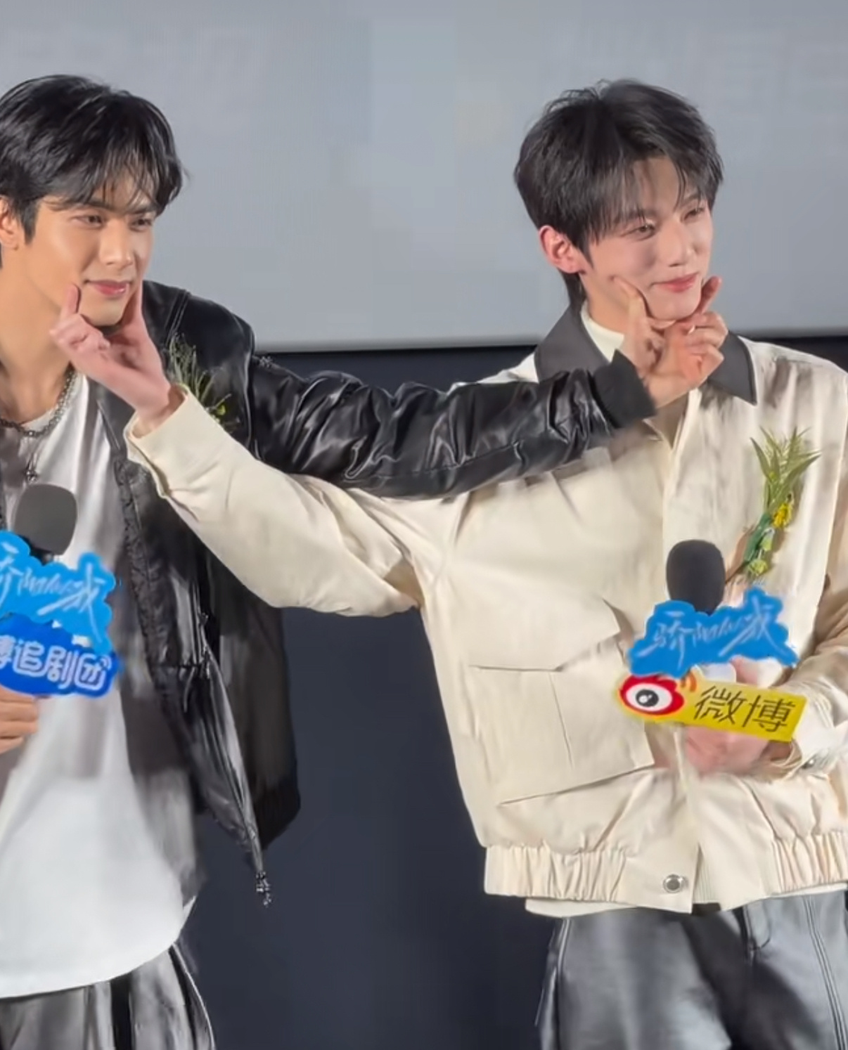 宋威龙赖伟明捏脸同框宋威龙赖伟明捏脸加上赵今麦直接凑齐三折叠修罗场，不管怎么排列